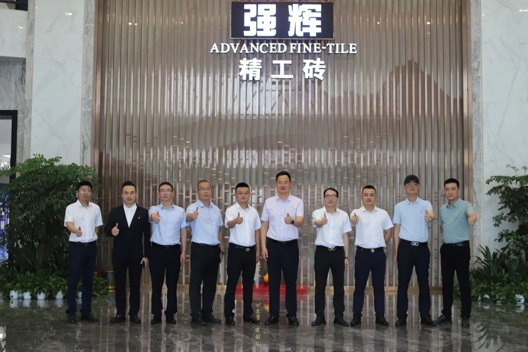 強(qiáng)輝新品質(zhì)感大師又出圈?華美立家團(tuán)隊(duì)參觀強(qiáng)輝總部展廳!