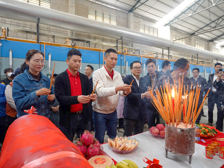 火力全開 | 強輝精工瓷磚肇慶生產基地巖板智能生產線點火大吉(圖5) 火力全開 | 強輝精工瓷磚肇慶生產基地巖板智能生產線點火大吉(圖5)